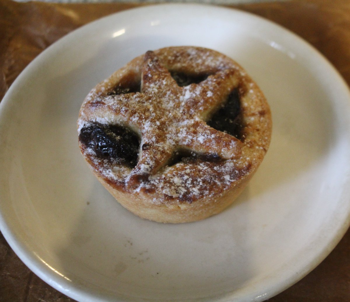 emlynevan's tweet image. Sunday tea  . . now this one's going to be hard to beat !
 . . probably the best #MincePie you can ever get !! 😋😋😋 @cardibaybrownie #MinsPei 🏴󠁧󠁢󠁷󠁬󠁳󠁿🏴󠁧󠁢󠁷󠁬󠁳󠁿
Their custard slice is pretty me too #localfood #fresh