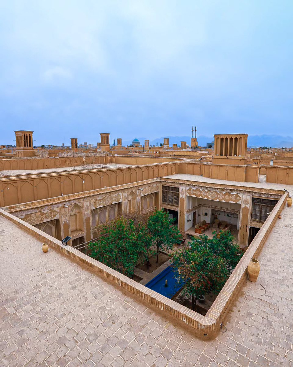 میان پشت‌بام‌ها و بادگیرها، یک حیاط تاریخی هنوز ایستاده؛ قلب تپنده‌ی یزد قدیم
عکس: هانیه سادات سیدمورتی   
#بافت_تاریخی #خانه_قدیمی #پشت_بام #ایران_ببین