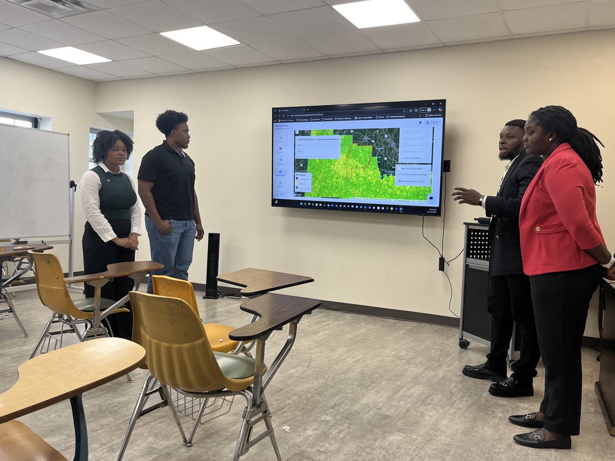 BrendaOrtiz_PA's tweet image. Students from @TuskegeeUniv College of Agriculture participated in the FIRST AgTech Hackathon. I was invited to judge &amp;amp; interact with the student who enrolled in the #Hackathon experience. This was a weekend project for the students!! #Agtechnology.