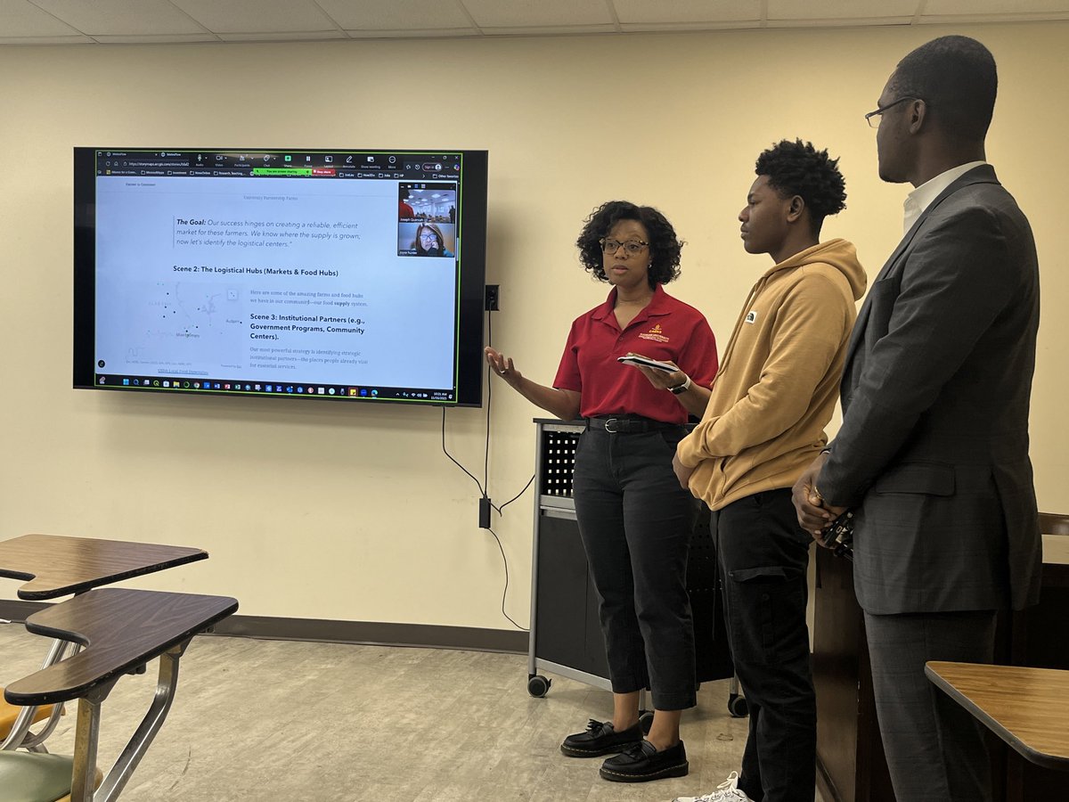 BrendaOrtiz_PA's tweet image. Students from @TuskegeeUniv College of Agriculture participated in the FIRST AgTech Hackathon. I was invited to judge &amp;amp; interact with the student who enrolled in the #Hackathon experience. This was a weekend project for the students!! #Agtechnology.