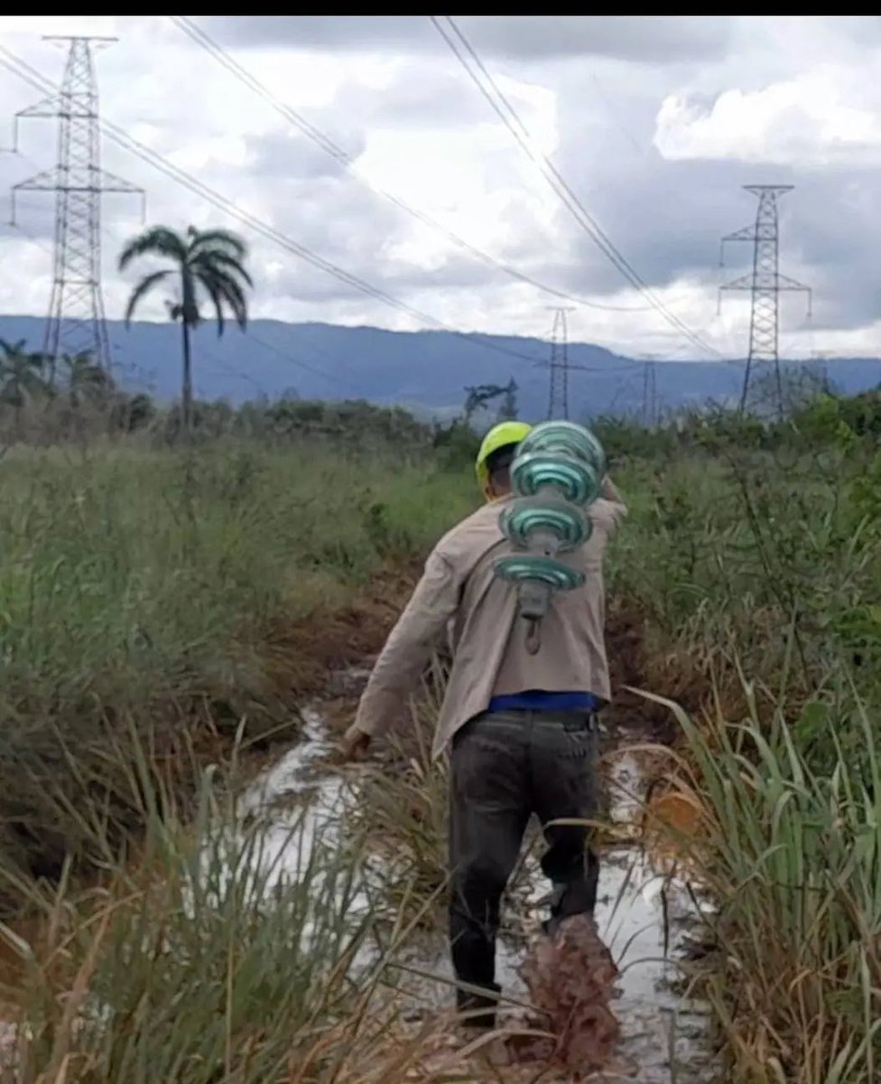 cubadebatecu's tweet image. 👨🏻‍🔧 Este liniero caminó más de un kilómetro con el aislante a cuesta. No sé su nombre, pasó rápido a mi lado en medio del charco. Sin palabras, concentrado en los trabajos de iluminar hogares.

Conozca la historia aquí 
cubadebate.cu/noticias/2025/…