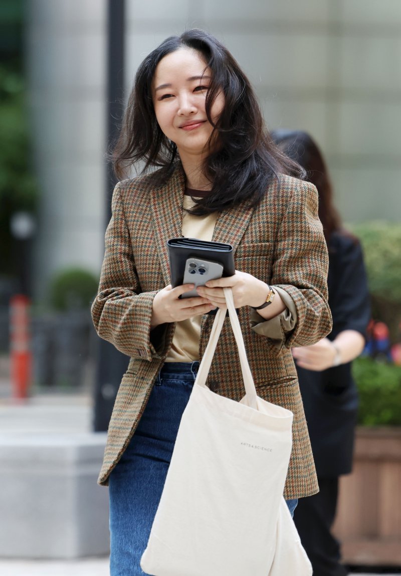 pannchoa's tweet image. Min Heejin claims in new statement that people should be dragging her, not NewJeans
tinyurl.com/bp7ft3ws