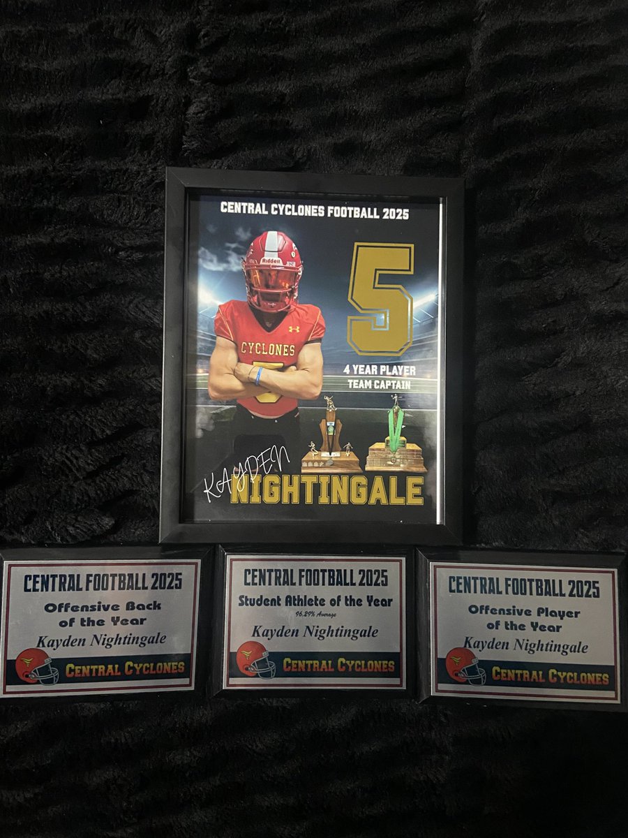 KaydenNight_'s tweet photo. Senior season is all wrapped up after awards night! I took home Running back of the year,  Student athlete with a 96.29% and OPOY! https://t.co/2WHkJEcyLh