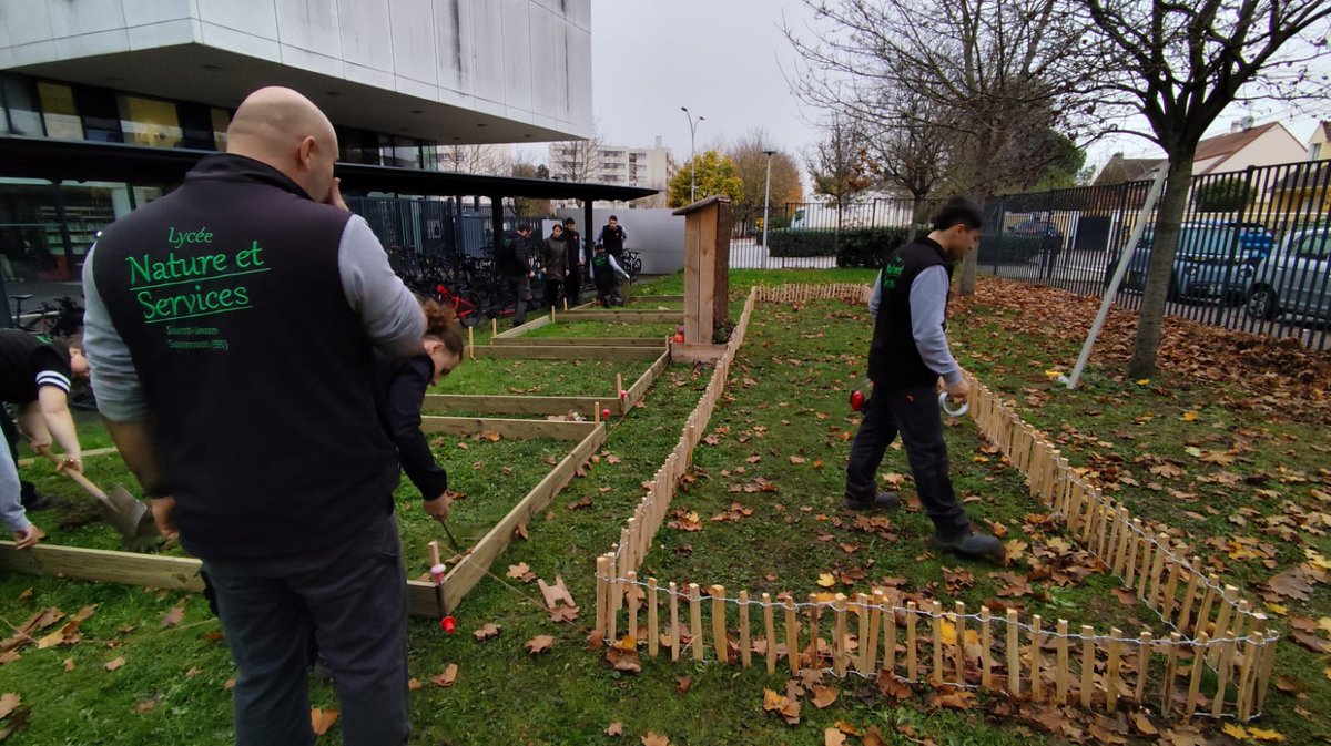 LPO_LouisArmand's tweet image. 🌿 Au lycée Louis Armand, lancement du Jardin des pLAntes : micro-forêt de 20 m² + 4 mini-jardins.
🤝 Projet avec éco-délégués et CAP Espaces Verts &amp;amp; Paysage.
📅 Plantations dès nov. 2025.
#Biodiversité #E3D