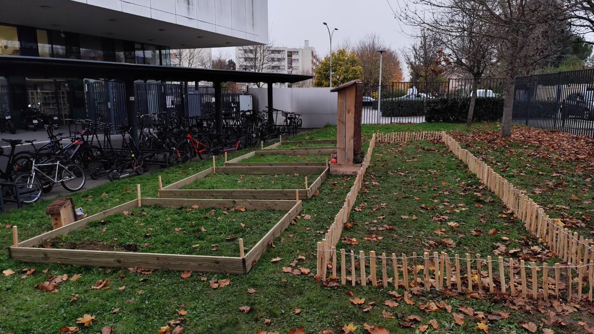 LPO_LouisArmand's tweet image. 🌿 Au lycée Louis Armand, lancement du Jardin des pLAntes : micro-forêt de 20 m² + 4 mini-jardins.
🤝 Projet avec éco-délégués et CAP Espaces Verts &amp;amp; Paysage.
📅 Plantations dès nov. 2025.
#Biodiversité #E3D