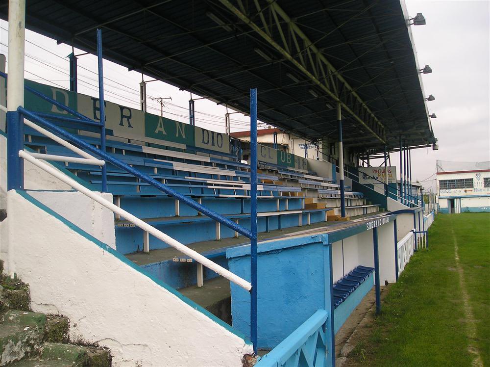 A mí dame un campo como este, cerveza, cigarros, 5 viejos criticando, un grupo de zumbaos animando a su equipo y el olor a barro a flor de piel.

Os queréis cargar nuestro deporte.