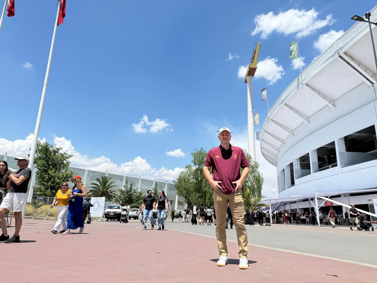 Hoy visito el Estadio Nacional, el mayor centro de votación de Chile. Me impresiona ver este gran recinto lleno de personas participando con energía, convicción y un profundo sentido cívico. En Estados Unidos valoramos intensamente la fortaleza de la democracia, y es emocionante