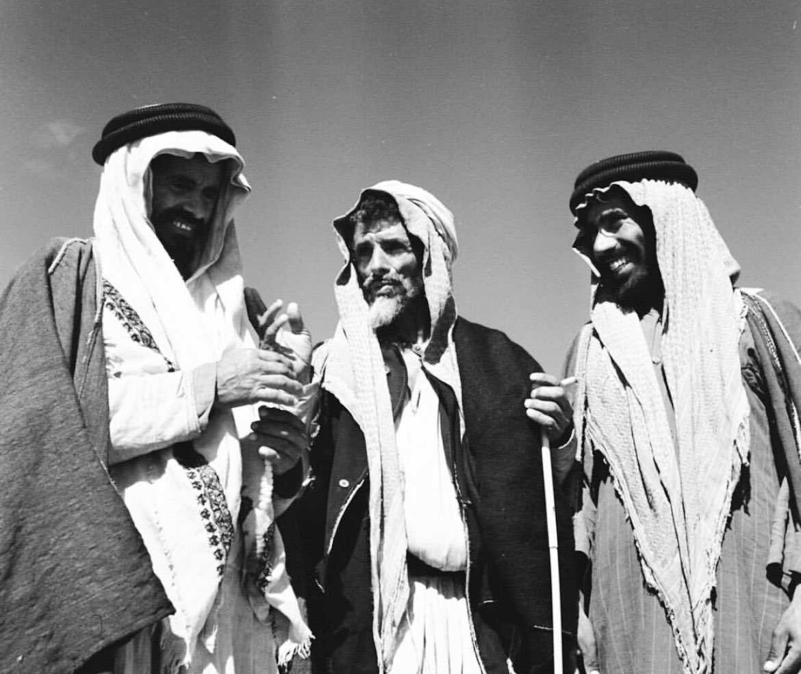 واحدً يجفى رفيقه على شان البعيد
مثل من يهدي للاجناب ميراث ولده