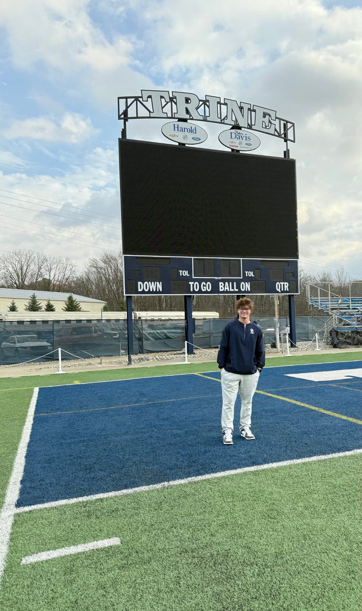 Landon_Gaskin40's tweet photo. Thank you @CoachWilliamsJ and @TrineThunderFB for having me out this weekend!  Congrats on the win! Enjoyed my time on campus and an up close look at the program.
@LCCknightFb @IndianaPreps @IndyWeOutHere @SidelinePreps @PrepRedzoneIN @DeBree_Football 
#bethehammer https://t.co/p8K6GTCZeQ