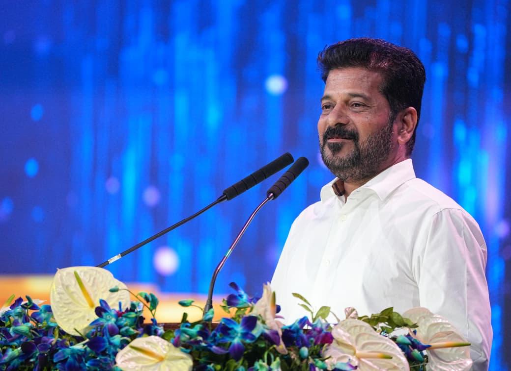 revanth_anumula's tweet image. అతి సామాన్యుడిగా మొదలై అద్భుత వ్యవస్థగా ఎదిగి, భిన్నరంగాలలో విభిన్న విజయాలను సాధించి, నలుగురికీ మార్గదర్శిగా నిలిచి, తెలుగు ప్రజల కీర్తిని నలుదిశలా విస్తరించి, జన జర్నలిజానికి మకుటం లేని మహరాజుగా వెలిగిన స్వర్గీయ రామోజీరావు గారి జీవితం సదా స్ఫూర్తిదాయకం. 

ఆ మహోన్నత వ్యక్తి జయంతి…