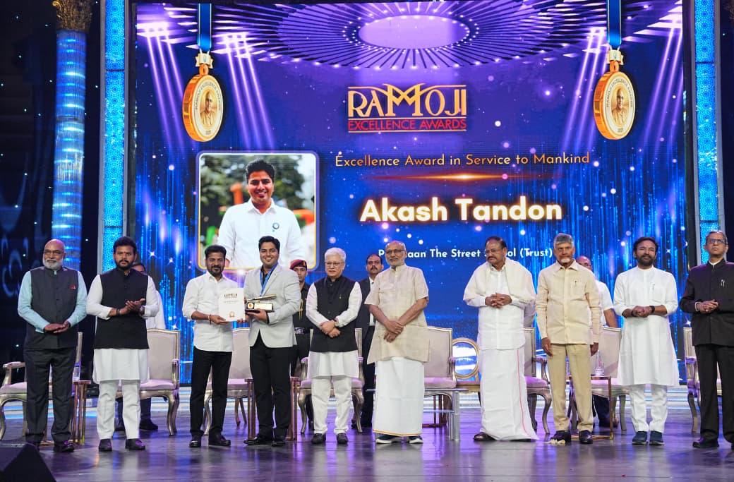 revanth_anumula's tweet image. అతి సామాన్యుడిగా మొదలై అద్భుత వ్యవస్థగా ఎదిగి, భిన్నరంగాలలో విభిన్న విజయాలను సాధించి, నలుగురికీ మార్గదర్శిగా నిలిచి, తెలుగు ప్రజల కీర్తిని నలుదిశలా విస్తరించి, జన జర్నలిజానికి మకుటం లేని మహరాజుగా వెలిగిన స్వర్గీయ రామోజీరావు గారి జీవితం సదా స్ఫూర్తిదాయకం. 

ఆ మహోన్నత వ్యక్తి జయంతి…