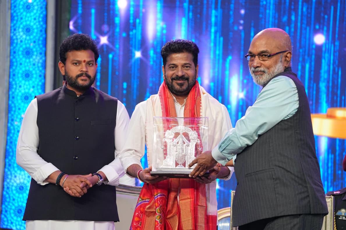 revanth_anumula's tweet image. అతి సామాన్యుడిగా మొదలై అద్భుత వ్యవస్థగా ఎదిగి, భిన్నరంగాలలో విభిన్న విజయాలను సాధించి, నలుగురికీ మార్గదర్శిగా నిలిచి, తెలుగు ప్రజల కీర్తిని నలుదిశలా విస్తరించి, జన జర్నలిజానికి మకుటం లేని మహరాజుగా వెలిగిన స్వర్గీయ రామోజీరావు గారి జీవితం సదా స్ఫూర్తిదాయకం. 

ఆ మహోన్నత వ్యక్తి జయంతి…