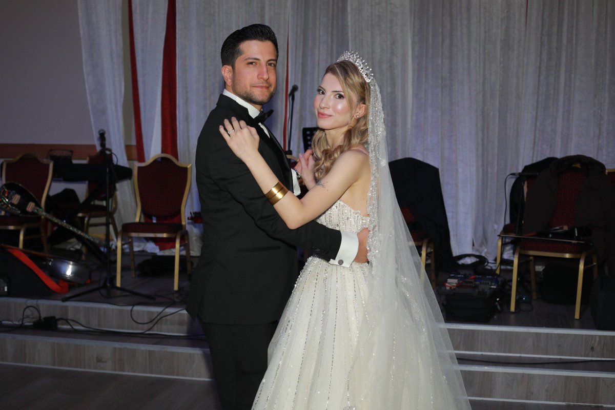 Elazığ Belediyesi önceki dönem Kültür ve Sosyal İşler Müdürlerinden Mustafa Ayık ile eğitimci Sibel Ayık’ın oğlu,önceki dönem Elazığ PTT baş müdürlerinden Mevlüt Ayık’ın kıymetli yeğeni Taha Ayık ile Merve Horlu’nun düğün merasimine katılarak mutluluklarına şahitlik ettik.