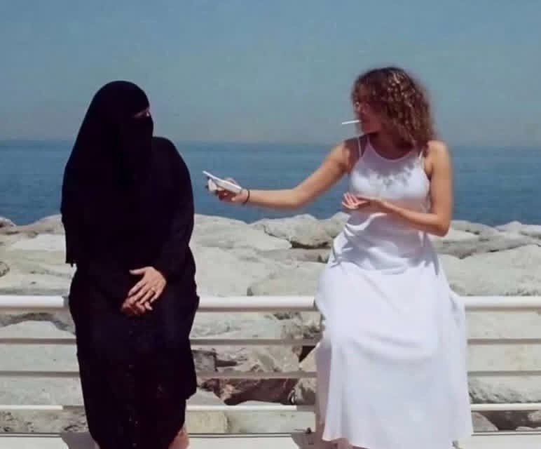 الفرق بيني وبين أختي الكبيرة مع إننا متربين في نفس البيئة ونفس البيت ملاحظة هي الاوبن مايند على قولتهم