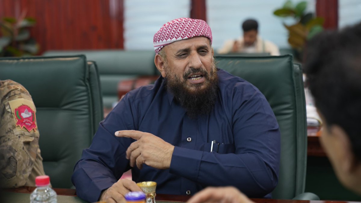 بن جديف شخصية سلفية ينتمي تيارها للسعودية؟ هذا السلفي تحول من أمام مسجد إلى قائد عسكري برتبة عميد يقود ما يسمى قوات درع الوطن في المهرة تحت مضلة وزارة الدفاع في حكومة الرئاسي المعين من التحالف السعودي
من تم تعيينه من قبل #السعودية كيف له أن يخدم الشعب ويدافع عن أراضي #اليمن