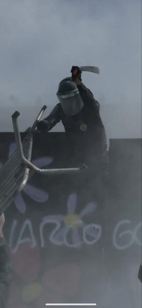 HalloweenSalem2's tweet image. Los granaderos que según @Claudiashein desapareció ayer &quot;aparecieron&quot; hasta con machetes para reprimir a los ciudadanos y sus familias ..

Ése es el verdadero rostro intolerante de la 4T.