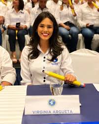 .<a href="/varguetaoficial/">Virginia Argueta</a> bañada y desparasitada por república jeje 😂
Fafera cínica.