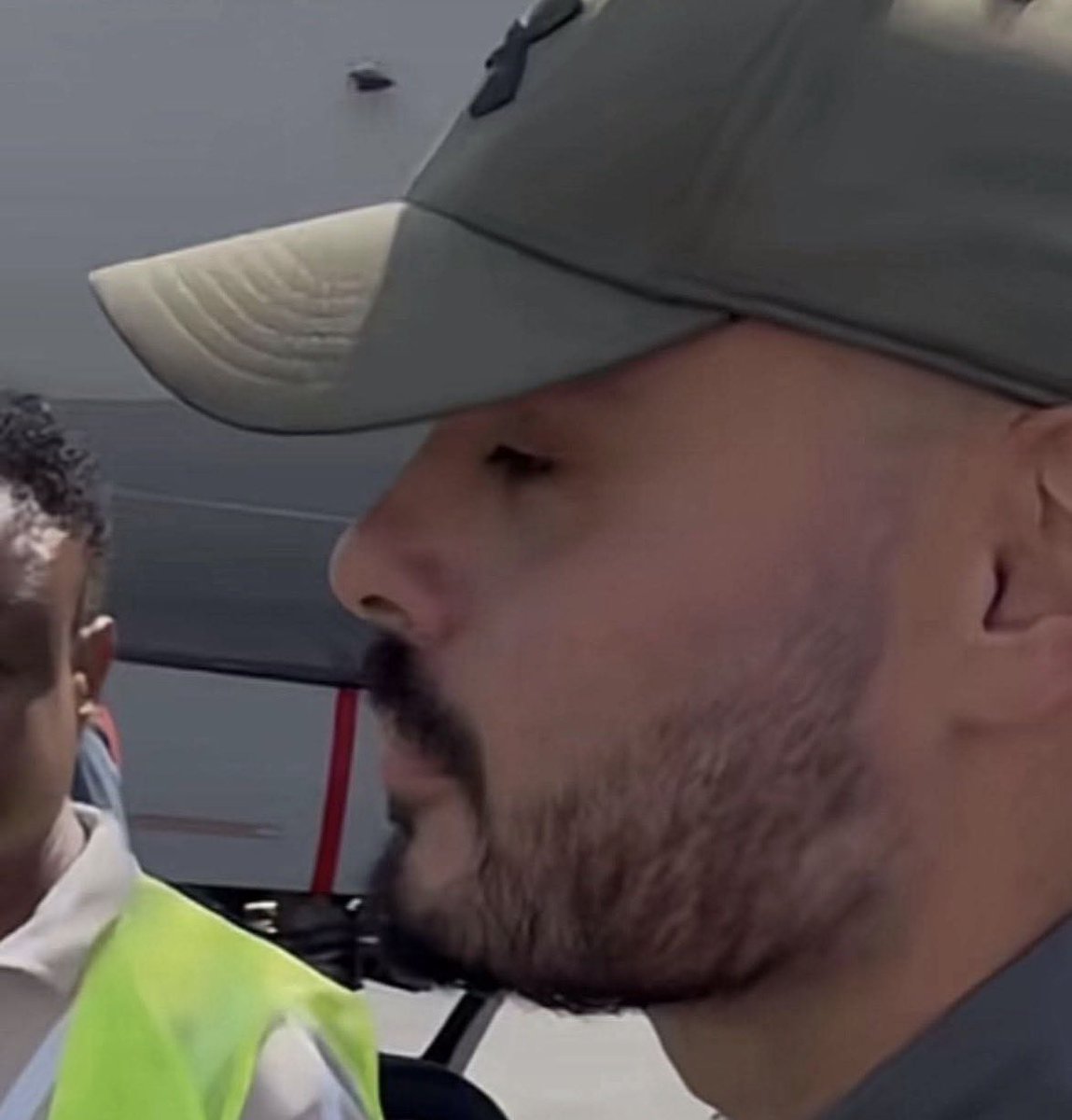 Many Somali people are complaining about this flat head Turkish 🇹🇷 guy stationed at Mogadishu International Airport.

He is hiding his misshapen head with that funny looking hat 🧢 

Get Out of Somalia 🇸🇴 and go back to Turkmumo hairy land.