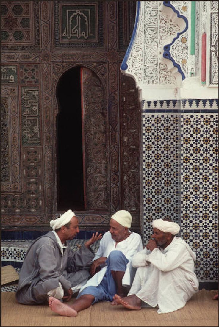 safia_1v's tweet image. أوَّل من جمع الحروف في بيتٍ واحد هو الخليل الفراهيدي فقال:
صِف خَلقَ خودٍ كمثل الشَّمسِ إذ بَزَغت 
يَحظى الضَّجيعُ بها نَجلاء مِعطَارُ 🌾