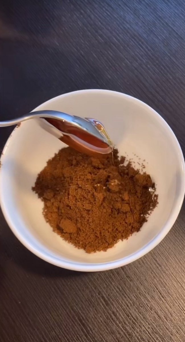 للي يعانون من الهالات السوداء حلكم عندي 
جبت لكم افضل خلطة تساعدك على التخلص من الهالات بمدة زمنية بسيطة 
كل الي عليك تجيب ملعقة عسل صغيرة و ملعقة قهوة تمزج المكونين وتدهن منطقة الهالات فيهم 
جرب الطريقة وبتشكرني 🤍👏🏻