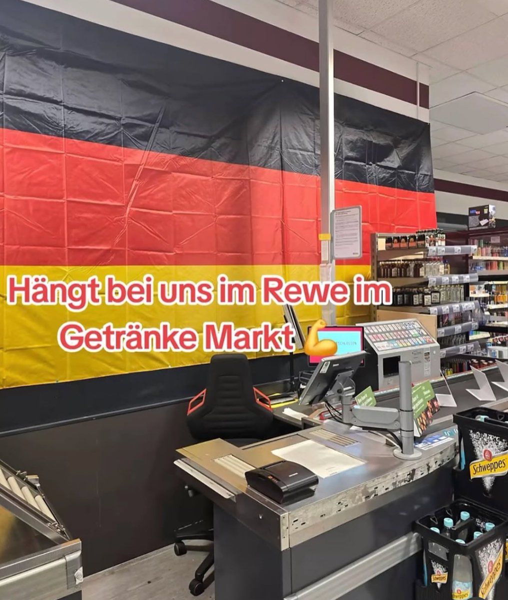 DieGrueneFrau's tweet image. Nie wieder in Rewe einkaufen.
Wie kann man so eine Flagge missbrauchen für diesen Nazi Scheiß.