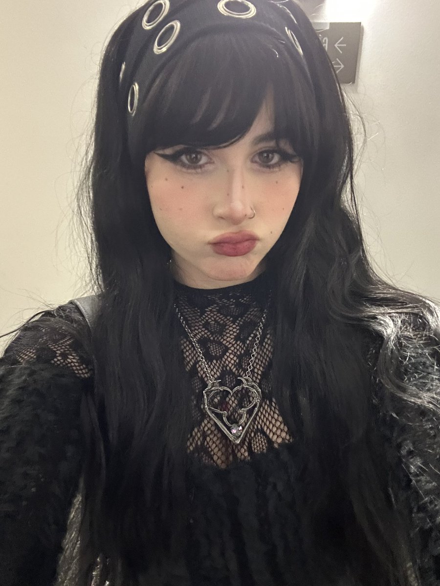 I need to nuke simpcity, and yes I know it exists and I know the WEIRDO mfs who are mean on there and LOVE to complain about women and how small their pps are. Anyways any people know how to help dm me 💖