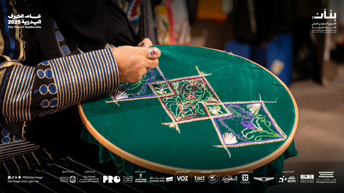 السدو بخطوطه الأصيلة، والتطريز بخيوطه الدقيقة.. حرفتان تصوغان الجمال وترويان حكاية متجذرة في عمق التراث.

#بنان
#عام_الحرف_اليدوية_2025 
#هيئة_التراث