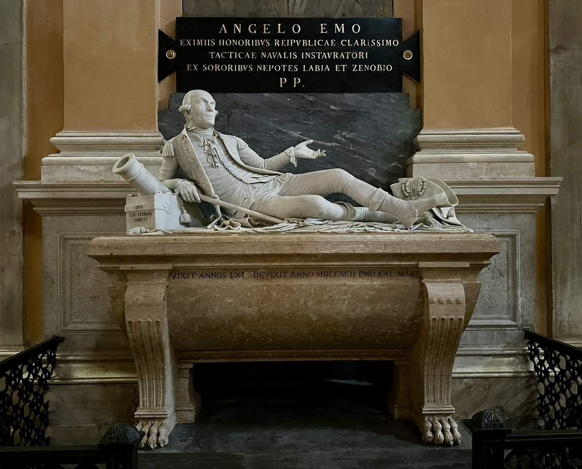 La tomba di Angelo Emo ultimo grande ammiraglio della Repubblica (chiesa di San Biagio). Savio alle Acque, Inquisitore all’Arsenale poi Procuratore Generale da Mar (Ammiraglio) nella vittoriosa guerra contro contro Tunisi.
Morì in circostanze misteriose a Malta nel 1792.