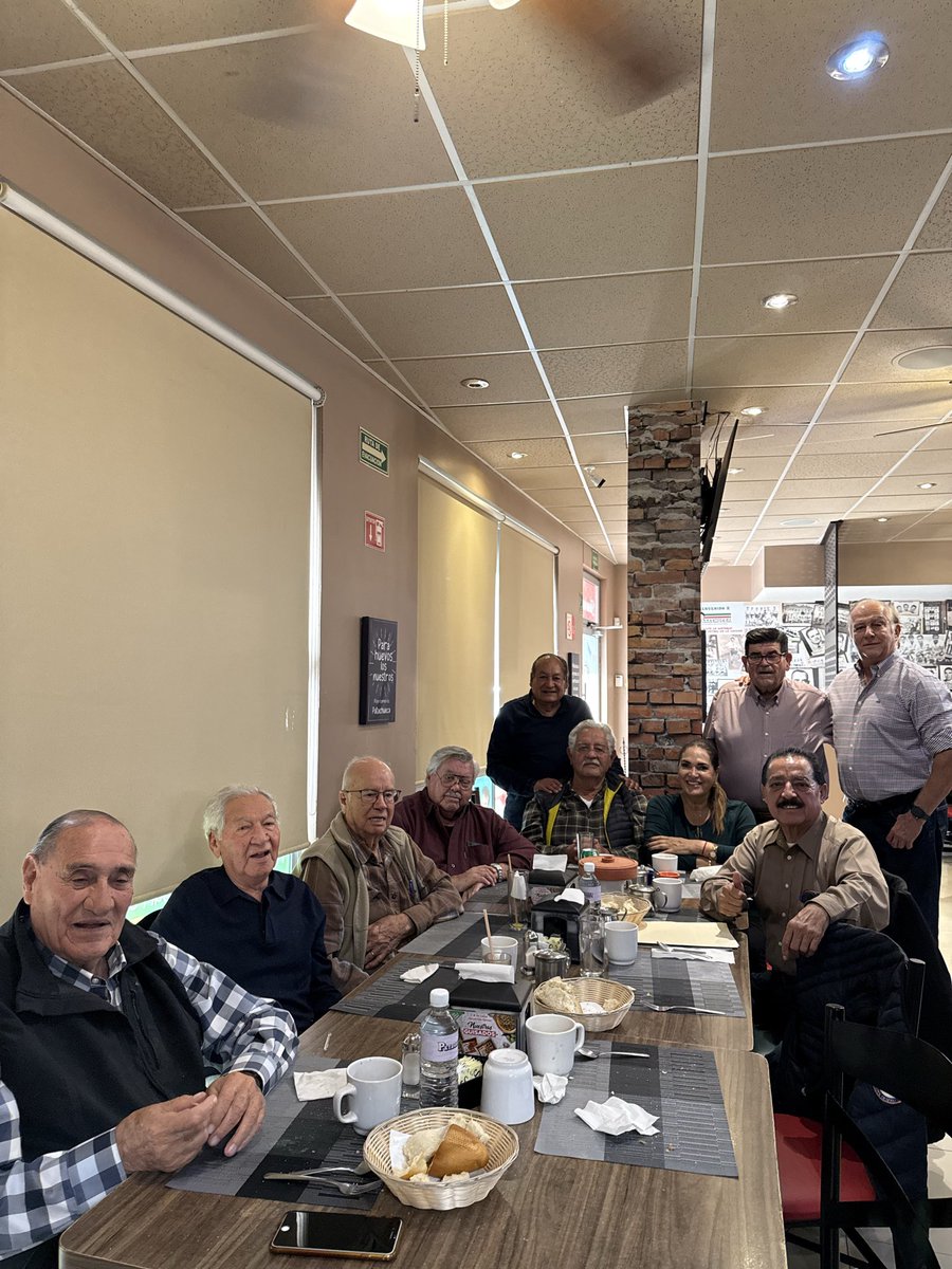 Desayunando con mis amigos “Los miserables “ disfruten su fin de semana amig@s.