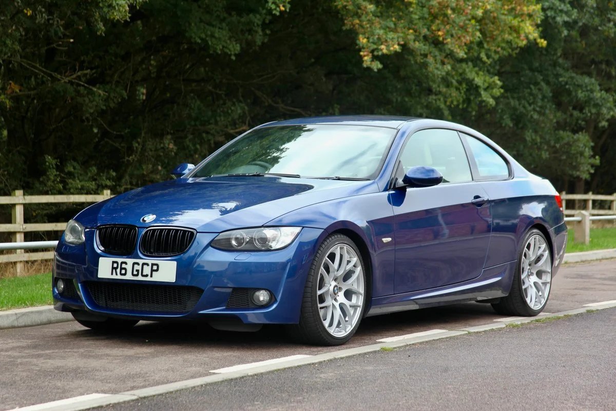 A final showcase for natural aspiration within BMW’s mainstream range.
The 268 HP N52 used lightweight construction and high thermal efficiency to achieve response characteristics that later turbo engines couldn’t replicate. 
In the E92, the combination resulted in balanced