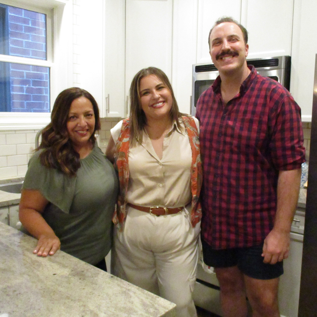 pietowntv's tweet image. Tonight on #HouseHunters 🌆
A couple&apos;s excited to buy their first home in Chicago, and she wants a house full of  history and charming architecture! But standing at 6&apos;3&quot;, his difficulty squeezing into older homes may hinder her house search. #TallPeopleProblems

10|9c on HGTV 📏
