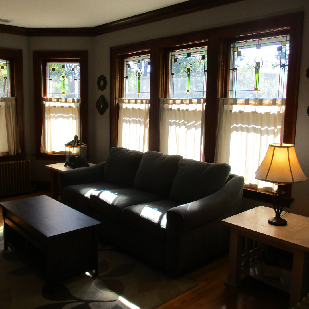 pietowntv's tweet image. Tonight on #HouseHunters 🌆
A couple&apos;s excited to buy their first home in Chicago, and she wants a house full of  history and charming architecture! But standing at 6&apos;3&quot;, his difficulty squeezing into older homes may hinder her house search. #TallPeopleProblems

10|9c on HGTV 📏