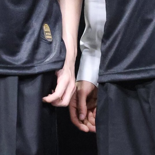 their hands being right there!!!! literally a millimeter apart almost touching and neither of them doing a single thing about it??!?! i’m losing my mind eueueueureu