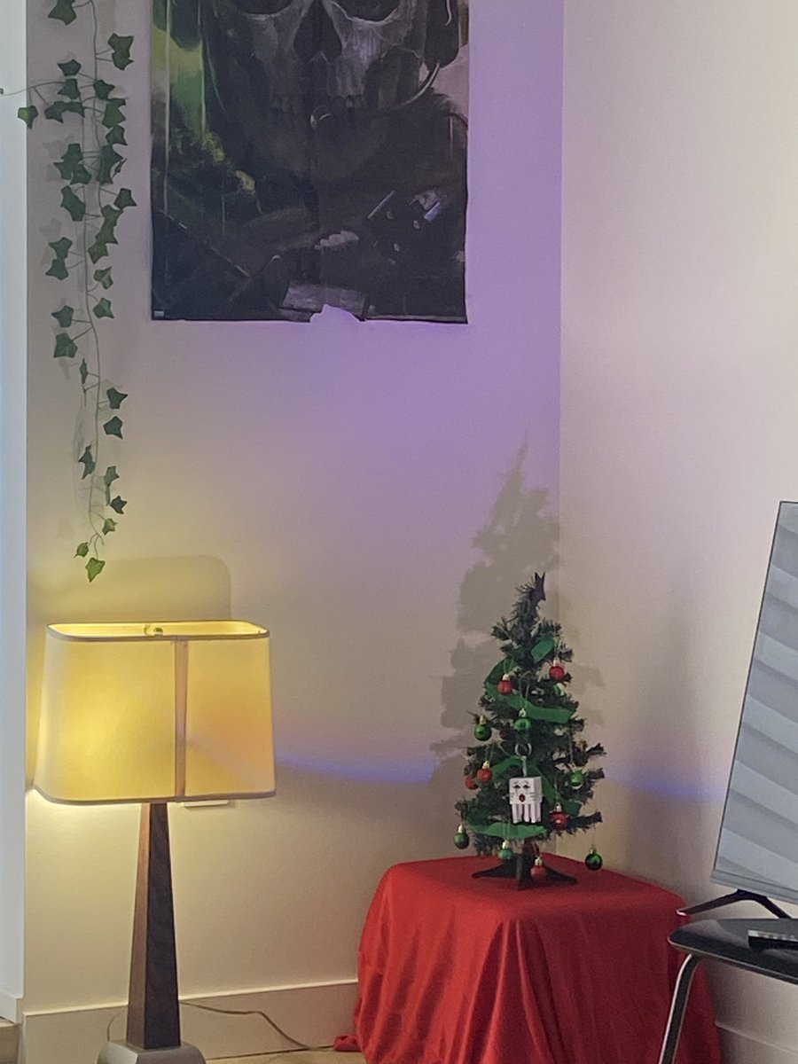 hyprkois's tweet photo. this holiday decorating isnt for the weak and broke https://t.co/DfUPbipGMR
