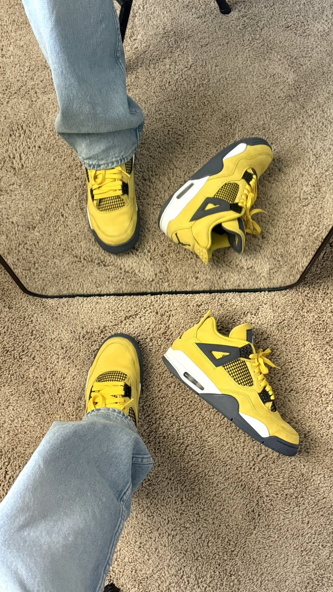 visualeyezsteph's tweet image. idk how I used to wear these so much. So damn uncomfortable 😭⚡️