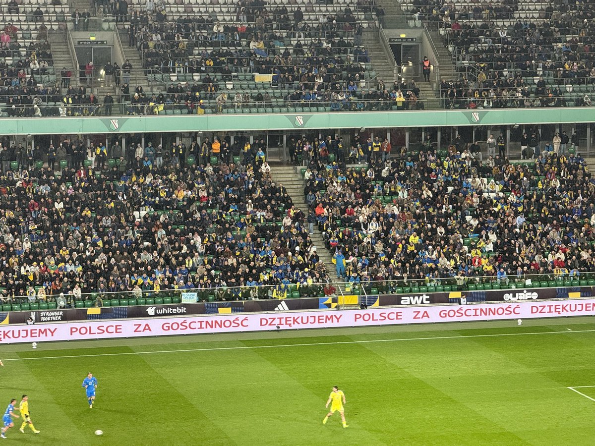 🇺🇦🫂🇵🇱 The Ukrainian Football Federation displayed banners with the message, written in Polish, "Thanks Poland for your hospitality" 🫂