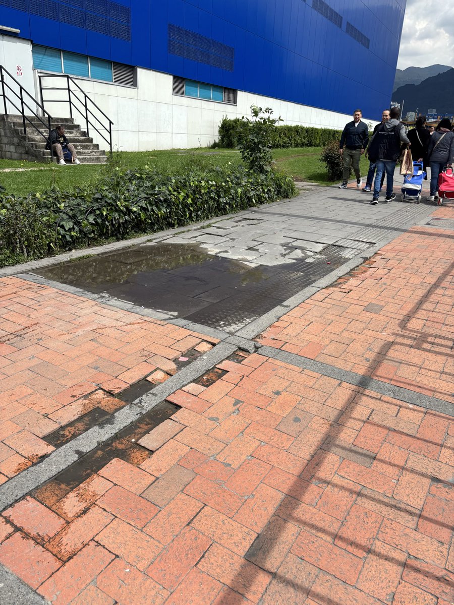 LUISITASUAREZ's tweet photo. @Ipcc_Cartagena @MallplazaCo @dumek_turbay @AlcaldiaCTG Desde hace varios años el piso de la parte exterior se deterioró  la salida de la 19 es un peligro para niños adultos mayores personas en condición  de discapacidad ustedes como centro comercial si no les corresponde arreglar deberían contactar las entidades que correspondan https://t.co/uRrK4XKdwc