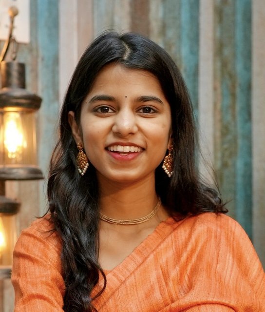 BattaKashmiri's tweet image. Maithili is a Gen Z who won election on her own merit.

Priyanka is a Dynast who can&apos;t win even a municipal election without her family name.