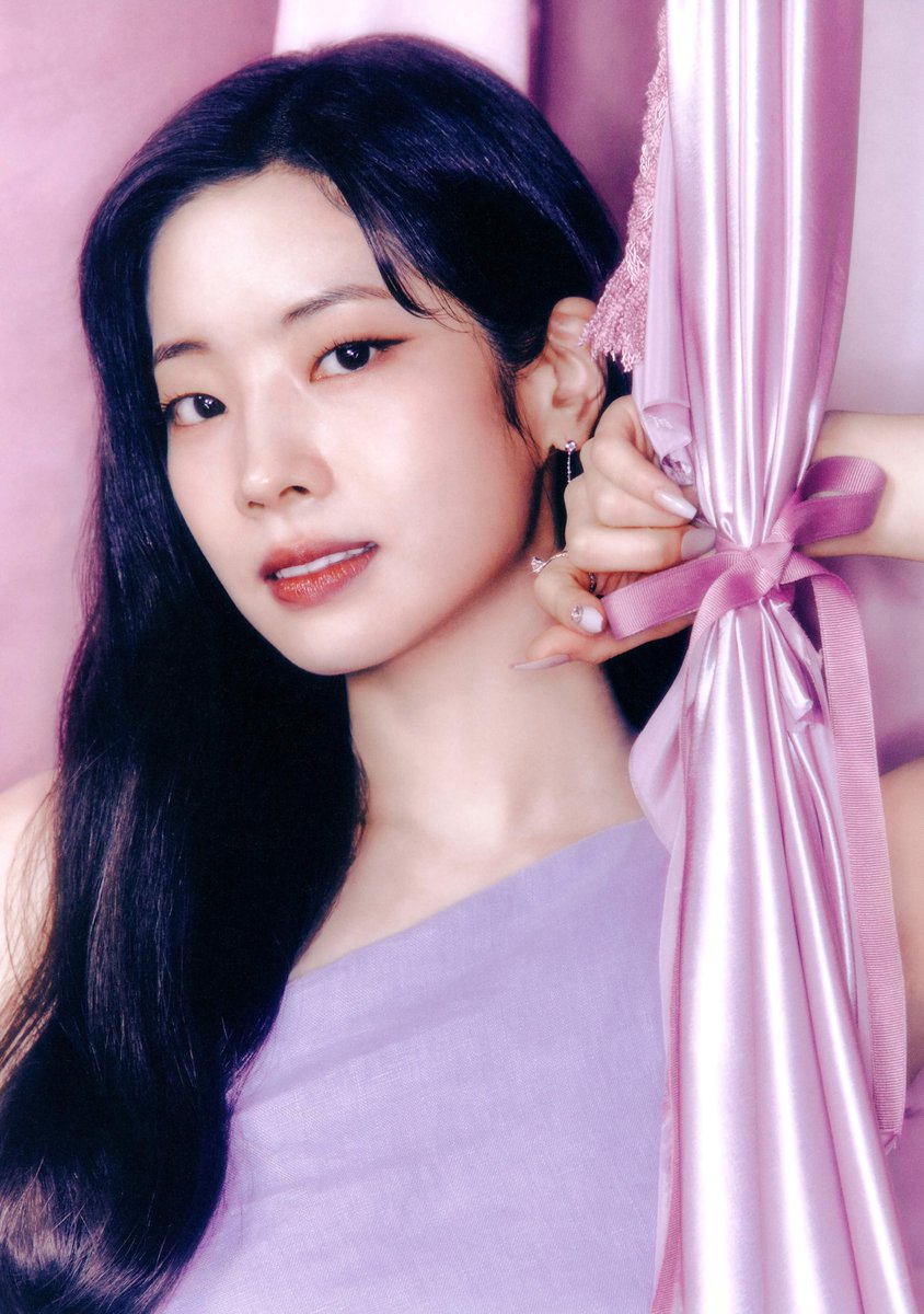 dahyunpopbase's tweet image. DAHYUN&apos;S VISUAL IS SO POWERFUL