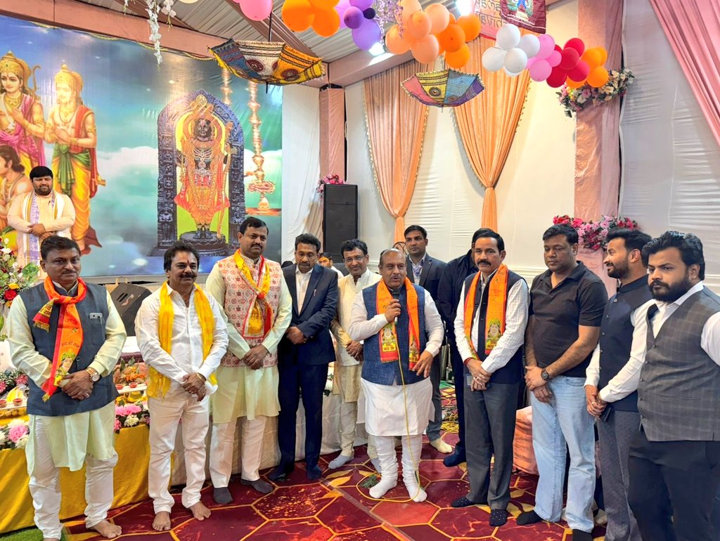 Gupta_vijender's tweet photo. आज रोहिणी के सेक्टर-9 स्थित अशोका अपार्टमेंट में पूजनीय आचार्य डॉ. रोहिताश भारद्वाज जी के मुखारव��ंद से श्रीराम कथा का श्रवण करने का अवसर प्राप्त हुआ।

जय श्रीराम! https://t.co/Ze4j1SbrSd
