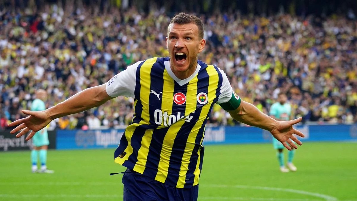 Edin Dzeko:  

“Eğer kariyerimde 10 yıl erkene gitme şansım olsa mutlaka daha erken Fenerbahçe’ye gelirdim…”