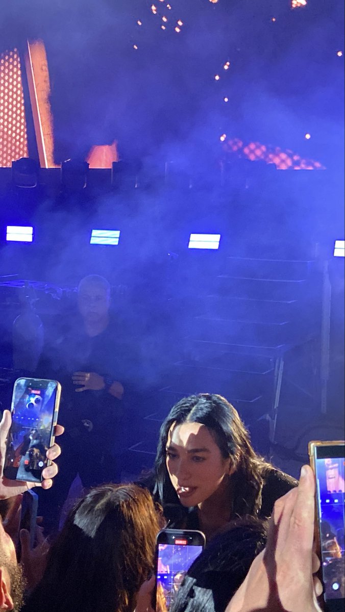 vai_Ferraz_'s tweet photo. Tão pertinho da divaaa 🥺❤️ https://t.co/PMGd0whAiJ