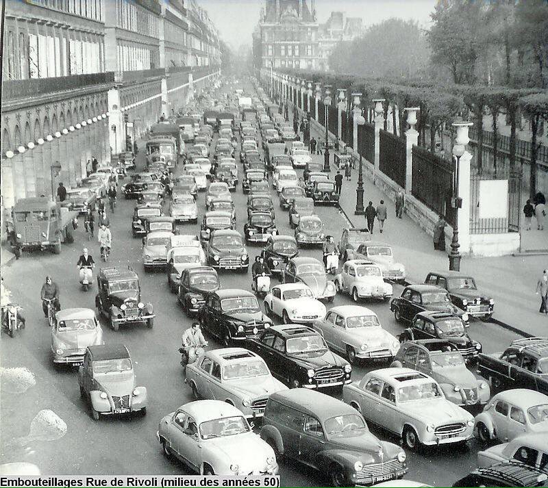 Aujourd’hui, R.Dati a annoncé vouloir élargir un trottoir, créer un couloir de bus et une voie de desserte Rue de Rivoli.

Occasion pour les trolls muncipolâtres de ressortir de manière pavlovienne leurs plus belles images d’archives (NB - la plus récente date de 1988).