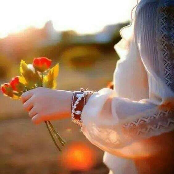 لو طال صمتي اعرف القلب مشتاق
يشتاق لك دايم وصوبـك شغوفـي

متولعٍ ويطريك بحضـور وغيــــــــٰاب
سبحان من سواك واسكنك وسط جوفـي

#نبض_الوناسه_للدعم