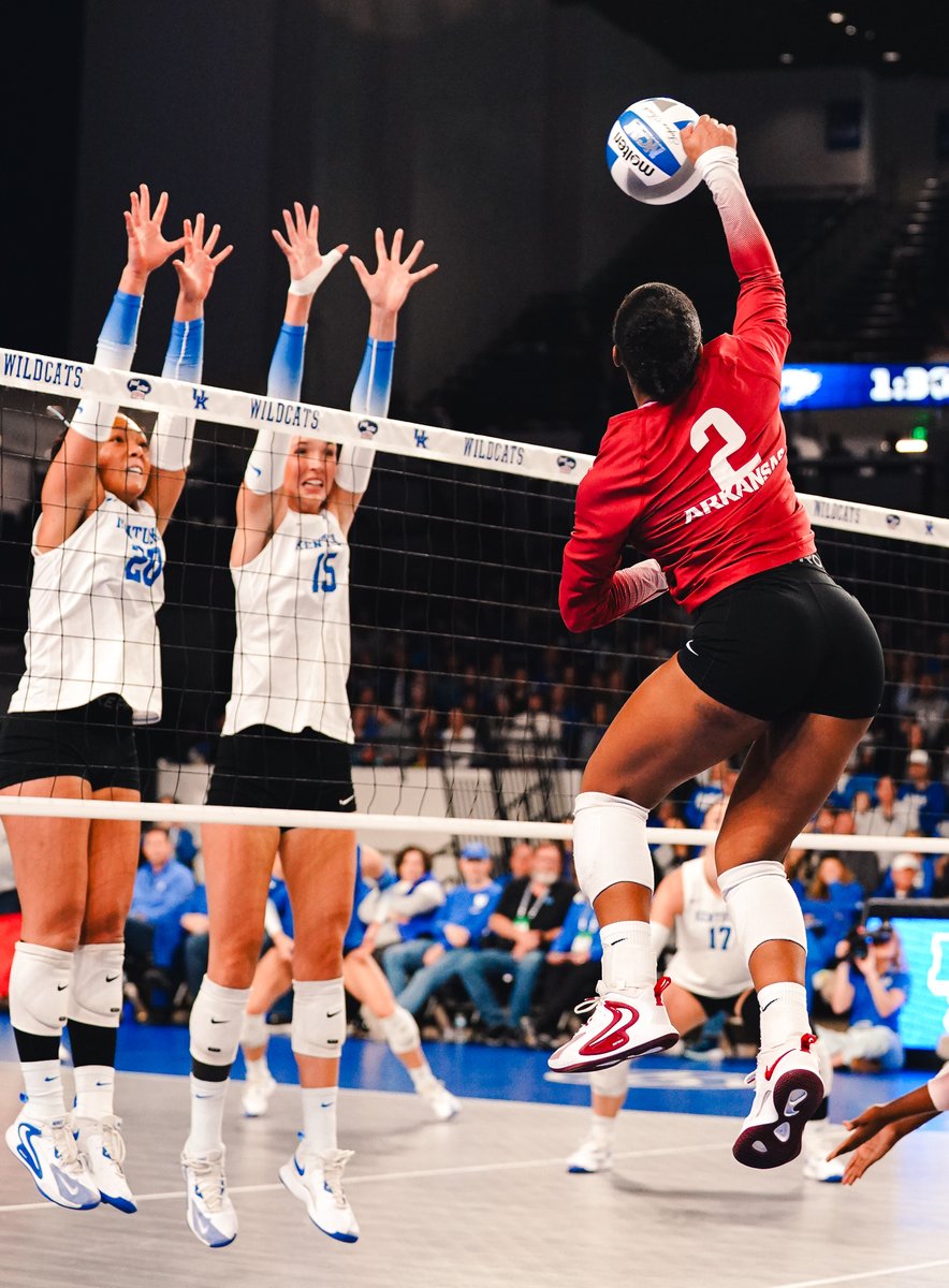 RazorbackVB's tweet image. S1 | Kentucky goes up by five and we&apos;ll call time.

Hogs 12, Wildcats 17