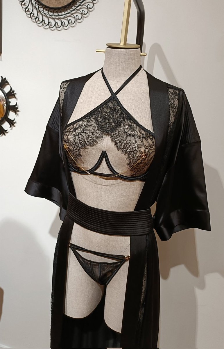 While in Paris I spotted this lingerie set and wanted to draw it 😌