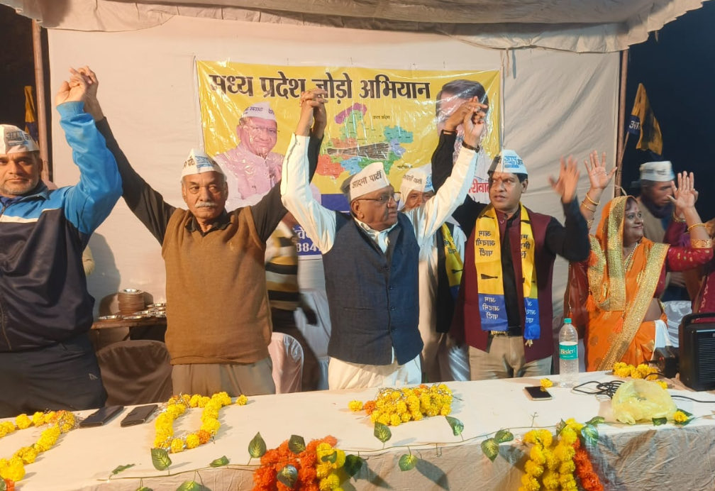 JSTomarAAP's tweet image. आम आदमी पार्टी द्वारा जारी मध्य प्रदेश जोड़ो अभियान के तहत वरिष्ठ पार्टी नेता डॉ रविकांत द्विवेदी द्वारा विदिशा में की गई जनसभा। 
गत दिनों शुरू हुए मध्य प्रदेश जोड़ो अभियान के तहत आयोजित सभाओं की श्रृंखला में ये थी प्रदेश में 61वीं जनसभा। @ArvindKejriwal 
@msisodia @SanjayAzadSln…