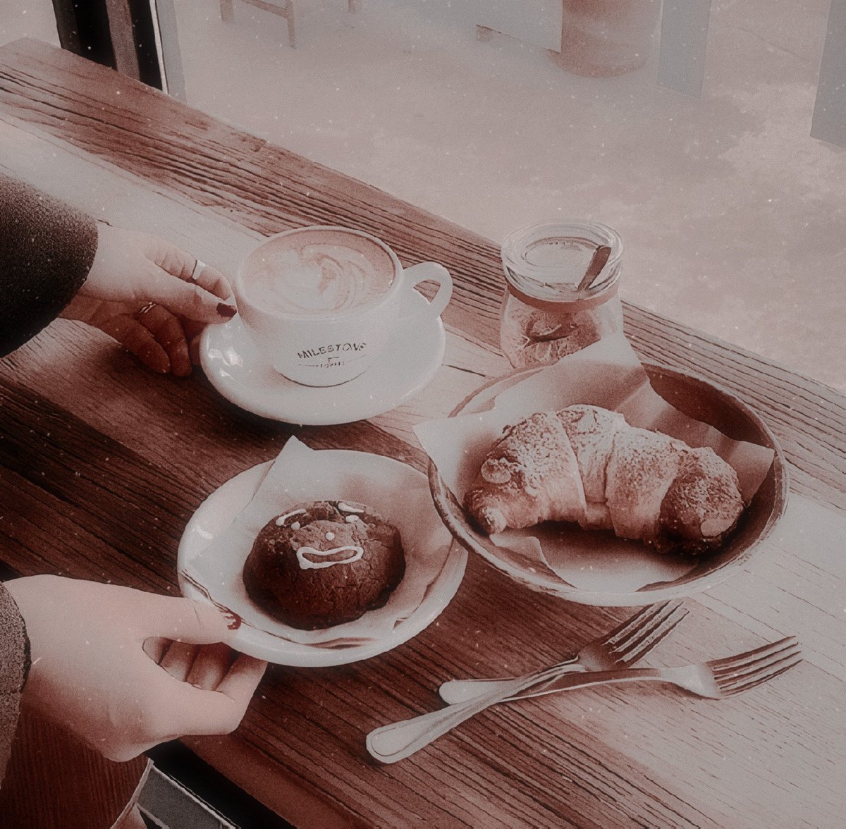 DEESNCY's tweet image. 〝  picture this. you bump into your ex after years. nothing messy, you two splitted  ’cause you thought it wasn’t going anywhere. but distance got you figured you did love him, and maybe, 𝙟𝙪𝙨𝙩 𝙢𝙖𝙮𝙗𝙚, you still do. would you say hello .ᐣ 〞

#kissnwrites — #openplot.