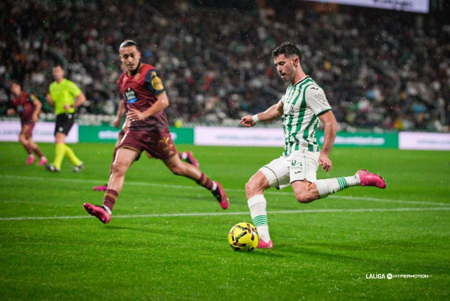 El #CórdobaCF está haciendo un gran partido. Sometiendo a su rival del minuto 1 al 45 y permitiéndole muy pocas llegadas al área. Capital la figura del hombre que recibe por dentro desde la derecha para iniciar el ataque

Lo de Fomeyem pinta regular.