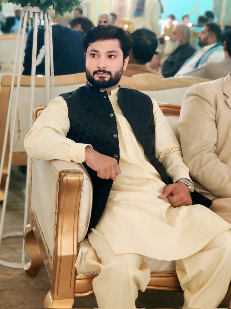 غلامی  کی چاہ رکھتے ہیں  نادان ان سے
نوابی سرداری جنہیں ملی ہو  بچپن سے

#aura #Trending